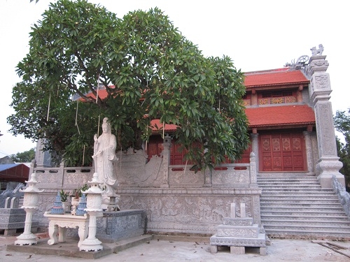 Phía trước ngôi chùa được bố trí một cách hài hòa, trang nghiêm.
